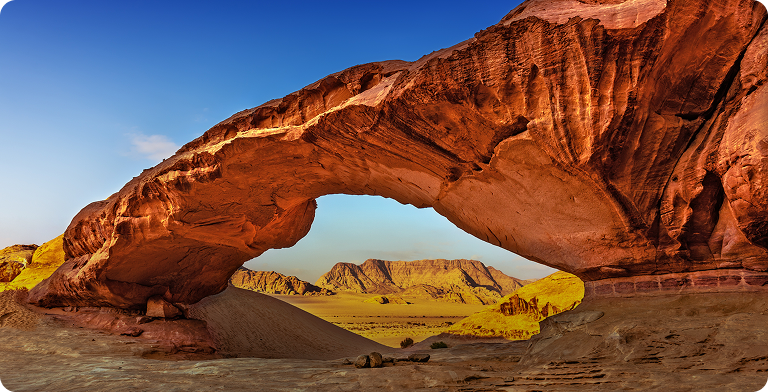 Skalna pustynna formacja z naturalnym łukiem w Jordanii