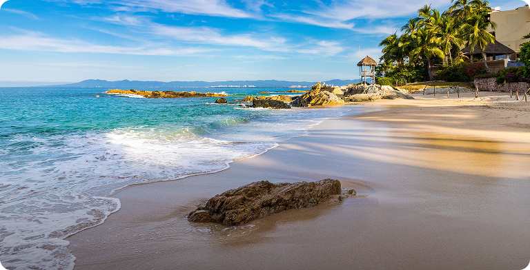 Skaliste wybrzeże z piaszczystą plażą i błękitnym morzem w Puerto Vallarta
