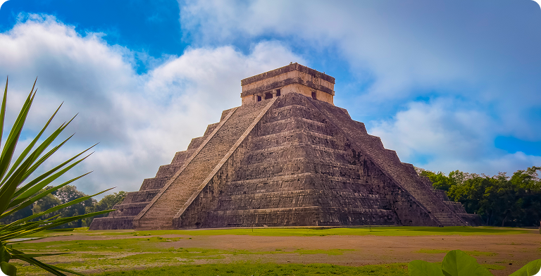 Piramida Chichén Itzá otoczona dżunglą w Meksyku