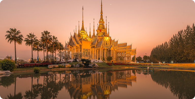 Świątynia Wat Arun o zmierzchu nad rzeką Chao Phraya w Bangkoku