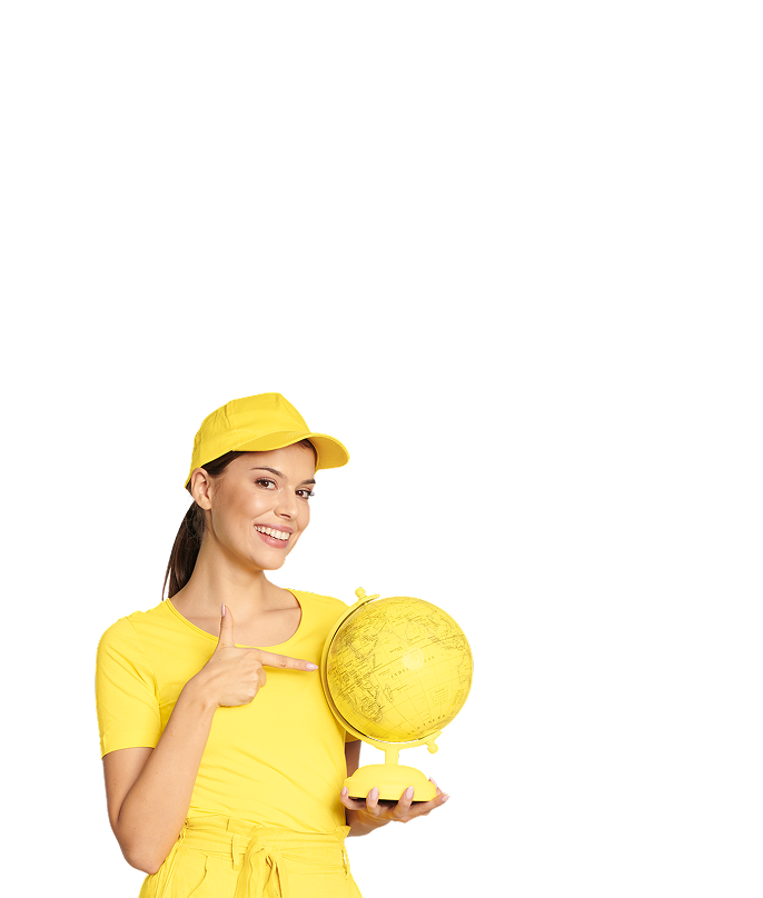 Uśmiechnięta kobieta w żółtym stroju wskazująca na ofertę karty podarunkowej