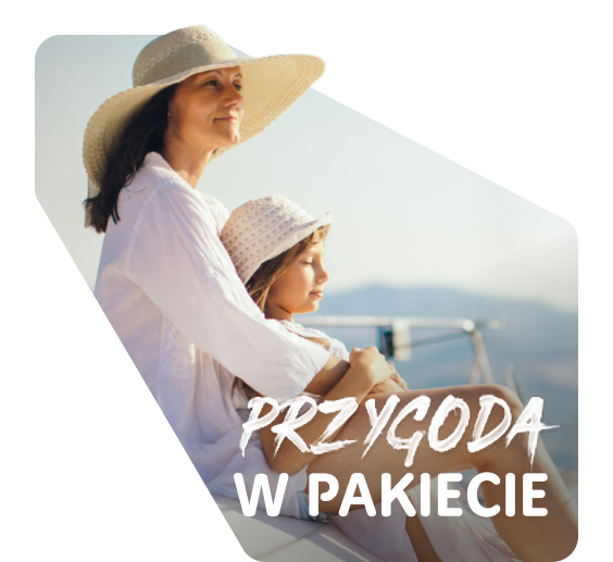 Mama z córką w kapeluszach siedzące na pokładzie statku podczas słonecznej wycieczki