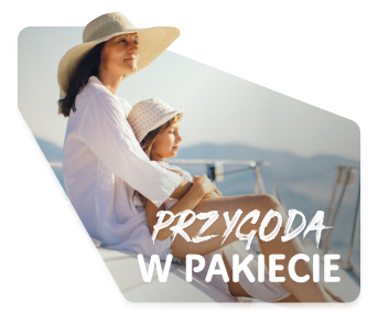 Mama z córką w kapeluszach siedzące na pokładzie statku podczas słonecznej wycieczki