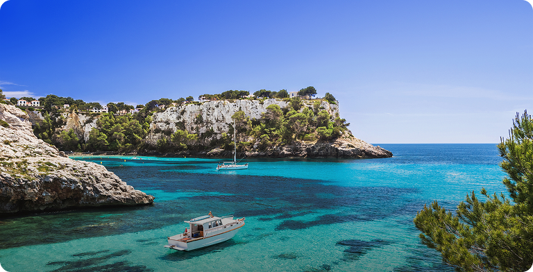 Rajska plaża na Minorce w Hiszpanii z krystalicznie czystą wodą i zaciszną zatoką