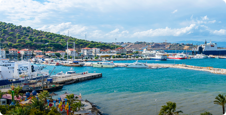 Port i nadmorska zabudowa w Izmirze w Turcji