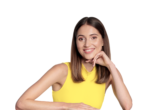 Uśmiechnięta kobieta w żółtej bluzce