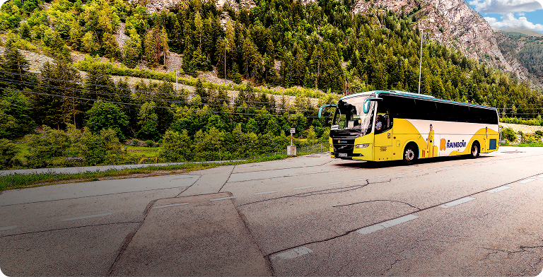 Komfortowy autokar w malowniczych górach