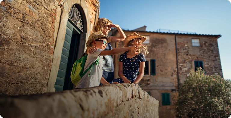 Rodzina z dziećmi zwiedzająca zabytkowe budynki